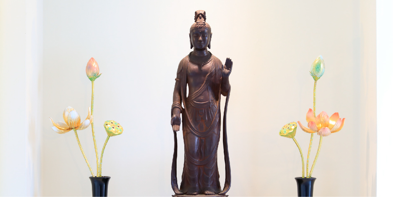 仏像の彫刻の両脇に花の飾り